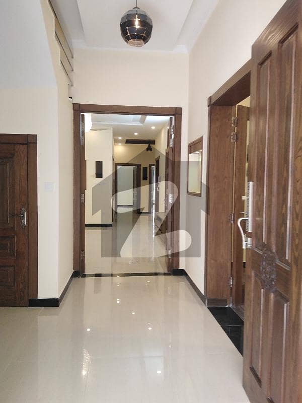 بوسٹن ویلی راولپنڈی میں 6 کمروں کا 10 مرلہ مکان 3 کروڑ میں برائے فروخت۔