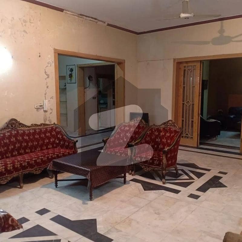 ستیانہ روڈ فیصل آباد میں 5 کمروں کا 1 کنال مکان 3.5 کروڑ میں برائے فروخت۔