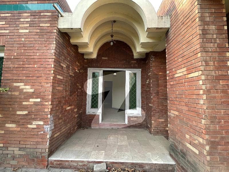 Original Pics 1 Kanal Dreamy House Having Big Lawn Easy Approch From Main Road Is Available For Sale On Investor Rate At Premium Location Of Doctors Society Lahore.
