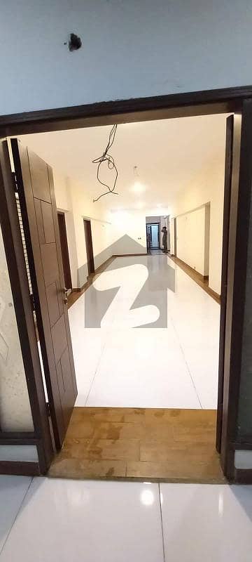 طارق روڈ کراچی میں 4 کمروں کا 11 مرلہ فلیٹ 5 کروڑ میں برائے فروخت۔