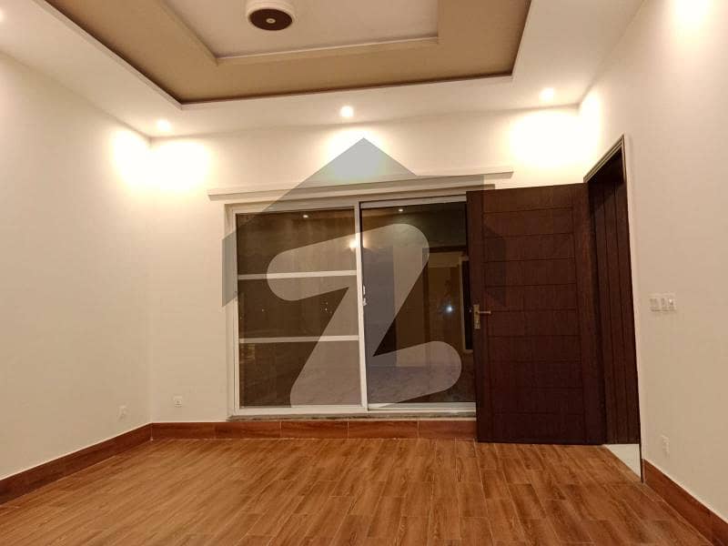 ڈی ایچ اے فیز 7 - بلاک یو فیز 7 ڈیفنس (ڈی ایچ اے) لاہور میں 6 کمروں کا 1 کنال مکان 3.95 لاکھ میں کرایہ پر دستیاب ہے۔