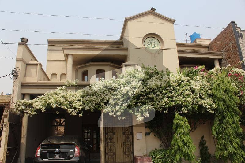 ملت ٹاؤن فیصل آباد میں 4 کمروں کا 10 مرلہ مکان 2.3 کروڑ میں برائے فروخت۔