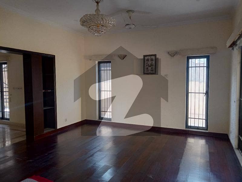 اَپر مال لاہور میں 5 کمروں کا 1 کنال مکان 6.25 کروڑ میں برائے فروخت۔