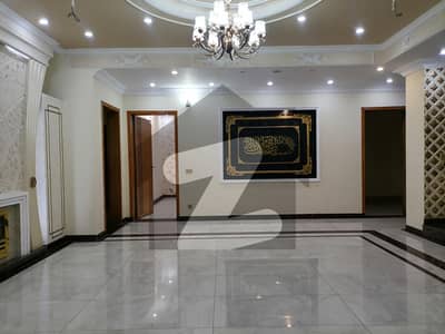 پی آئی اے ہاؤسنگ سکیم لاہور میں 6 کمروں کا 10 مرلہ مکان 3.4 کروڑ میں برائے فروخت۔
