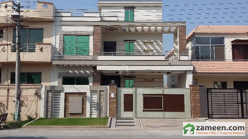 Never Saw Before Such Amazing 10 Marla New House in Dc Colony Gujranwala. 