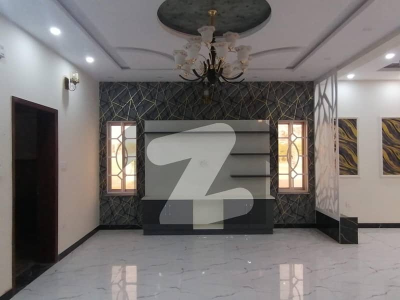 ریوینیو سوسائٹی لاہور میں 5 کمروں کا 1 کنال مکان 3.8 کروڑ میں برائے فروخت۔