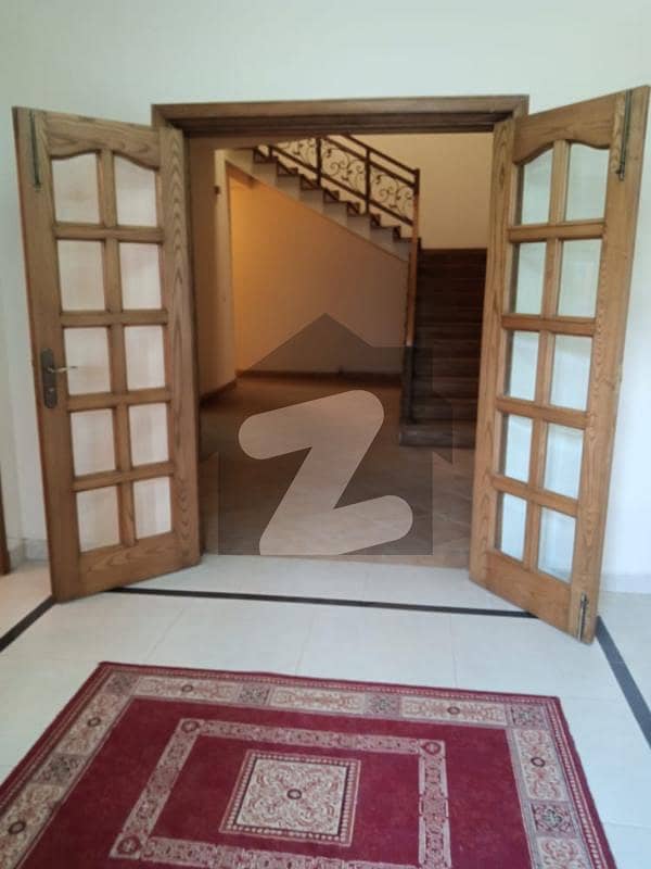 ایف ۔ 7 مرکز ایف ۔ 7 اسلام آباد میں 3 کمروں کا 16 مرلہ مکان 4 لاکھ میں کرایہ پر دستیاب ہے۔