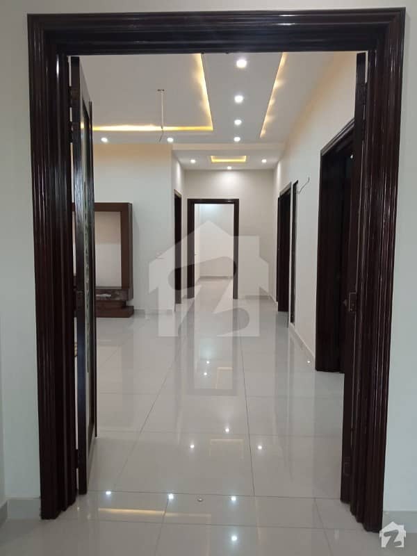 ویلینشیاء ۔ بلاک سی ویلینشیاء ہاؤسنگ سوسائٹی لاہور میں 7 کمروں کا 1 کنال مکان 4.5 کروڑ میں برائے فروخت۔