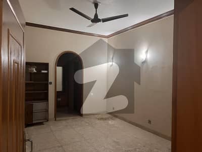 ماڈل ٹاؤن ۔ بلاک جے ماڈل ٹاؤن لاہور میں 5 کمروں کا 1 کنال مکان 8 کروڑ میں برائے فروخت۔
