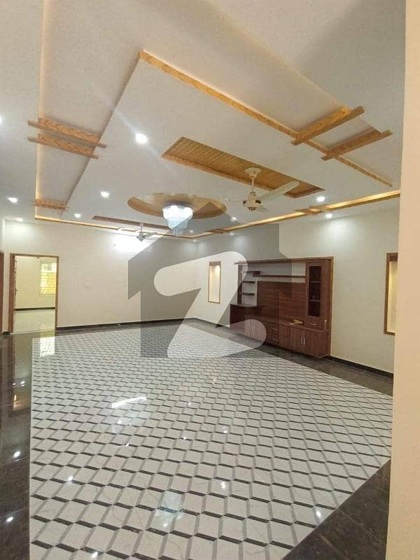 خیابانِ کشمیر جی ۔ 15 اسلام آباد میں 7 کمروں کا 12 مرلہ مکان 4.2 کروڑ میں برائے فروخت۔