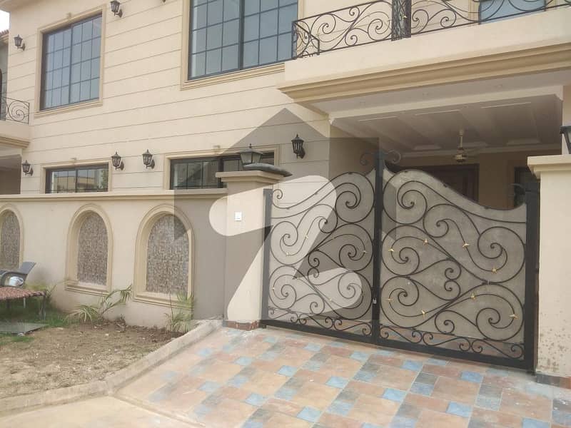 Ideally Located House Of 5.5 Marla Is Available For sale In Green City