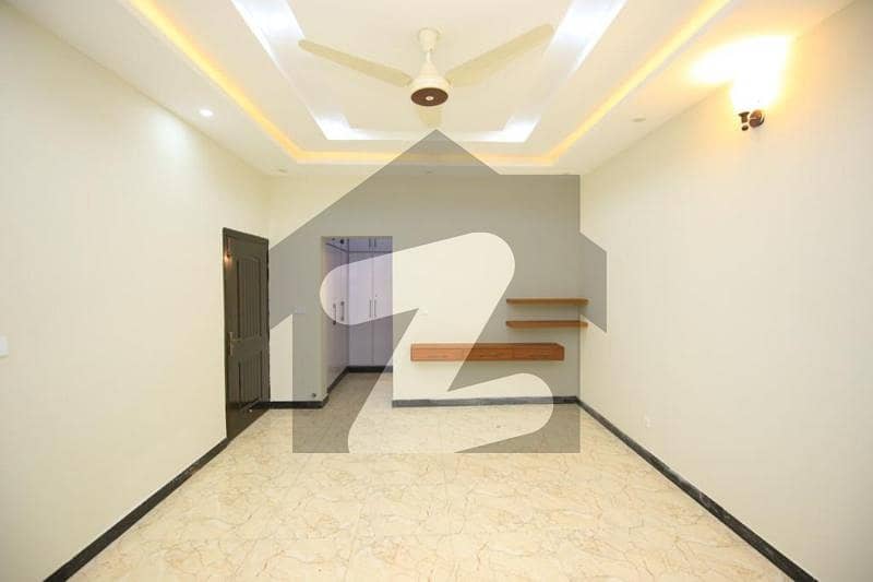 ای ۔ 11 اسلام آباد میں 7 کمروں کا 1 کنال مکان 11 کروڑ میں برائے فروخت۔
