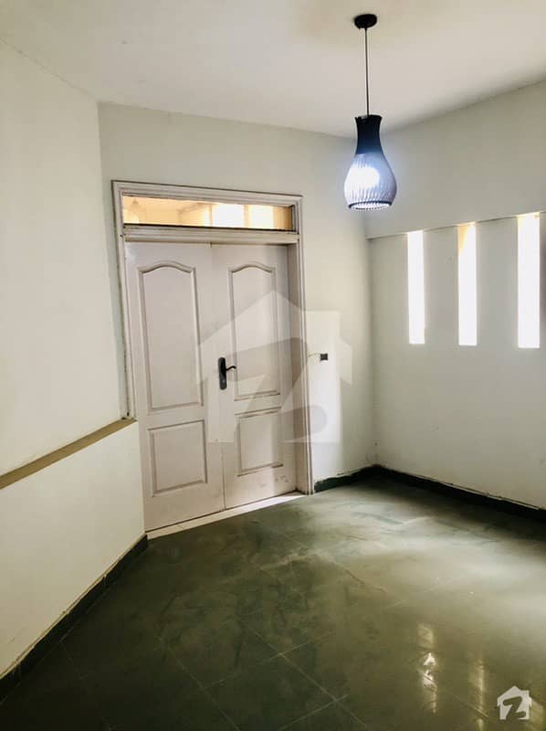 کلفٹن ۔ بلاک 2 کلفٹن کراچی میں 4 کمروں کا 11 مرلہ فلیٹ 3.5 کروڑ میں برائے فروخت۔