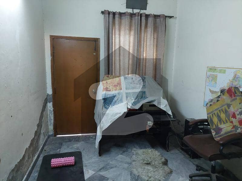 جوہر ٹاؤن فیز 2 جوہر ٹاؤن لاہور میں 3 کمروں کا 5 مرلہ مکان 1.5 کروڑ میں برائے فروخت۔