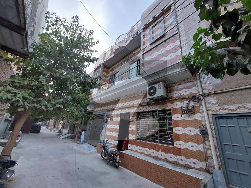 نروالہ روڈ فیصل آباد میں 6 کمروں کا 6 مرلہ مکان 1.1 کروڑ میں برائے فروخت۔