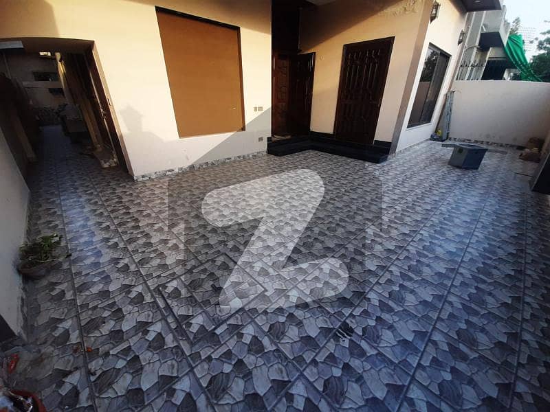 این ایف سی 1 لاہور میں 7 کمروں کا 10 مرلہ مکان 1 لاکھ میں کرایہ پر دستیاب ہے۔