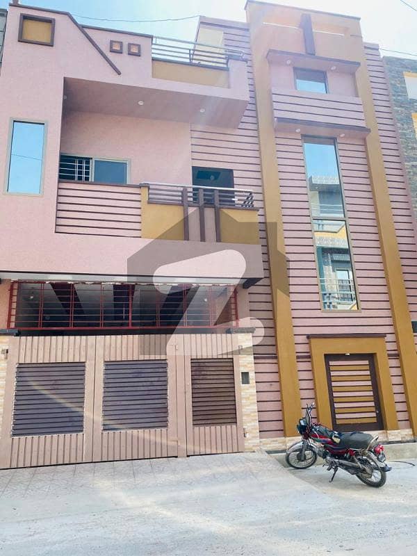 مدینہ ٹاؤن کینال روڈ رحیم یار خان میں 4 کمروں کا 5 مرلہ مکان 82 لاکھ میں برائے فروخت۔