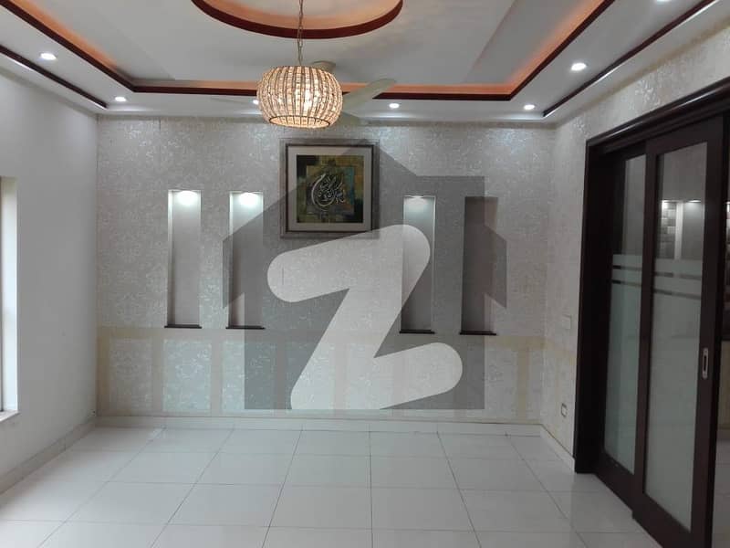 یو ایم ٹی سوسائٹی لاہور میں 5 کمروں کا 10 مرلہ مکان 3.25 کروڑ میں برائے فروخت۔