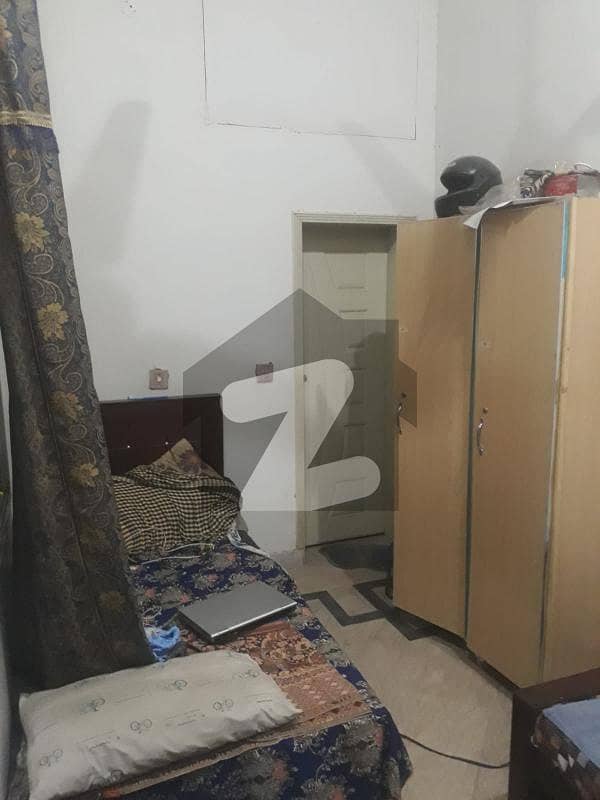الحمرا ٹاؤن لاہور میں 1 کمرے کا 3 مرلہ کمرہ 8 ہزار میں کرایہ پر دستیاب ہے۔