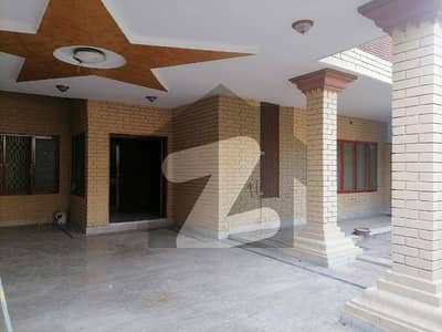 علی ٹاؤن لاہور میں 8 کمروں کا 1 کنال مکان 3.7 کروڑ میں برائے فروخت۔