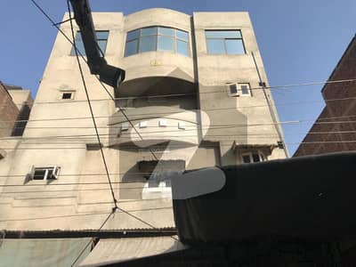 سمن آباد فیصل آباد میں 3 مرلہ عمارت 7 کروڑ میں برائے فروخت۔