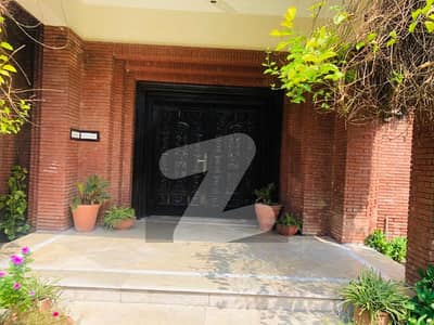 ٹیک سوسائٹی لاہور میں 5 کمروں کا 1.6 کنال مکان 4.5 لاکھ میں کرایہ پر دستیاب ہے۔