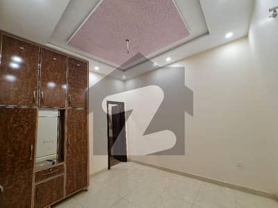 ماڈل سٹی ون کینال روڈ فیصل آباد میں 4 کمروں کا 5 مرلہ مکان 1.6 کروڑ میں برائے فروخت۔