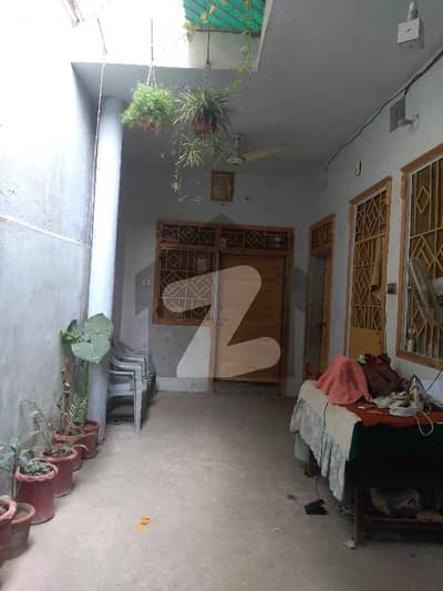بغدادہ مردان میں 2 کمروں کا 4 مرلہ مکان 12 ہزار میں کرایہ پر دستیاب ہے۔