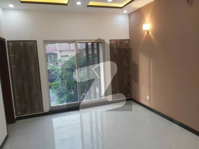 Outclass 1 Kanal Upper Portion 3 Bed, Parking, For Rent