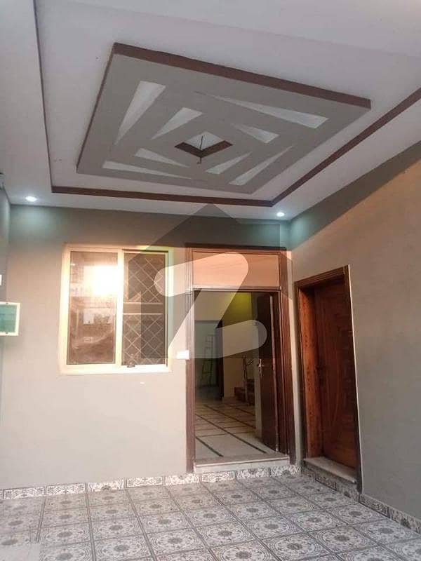 کشمیر روڈ سیالکوٹ میں 5 کمروں کا 6 مرلہ مکان 40 ہزار میں کرایہ پر دستیاب ہے۔