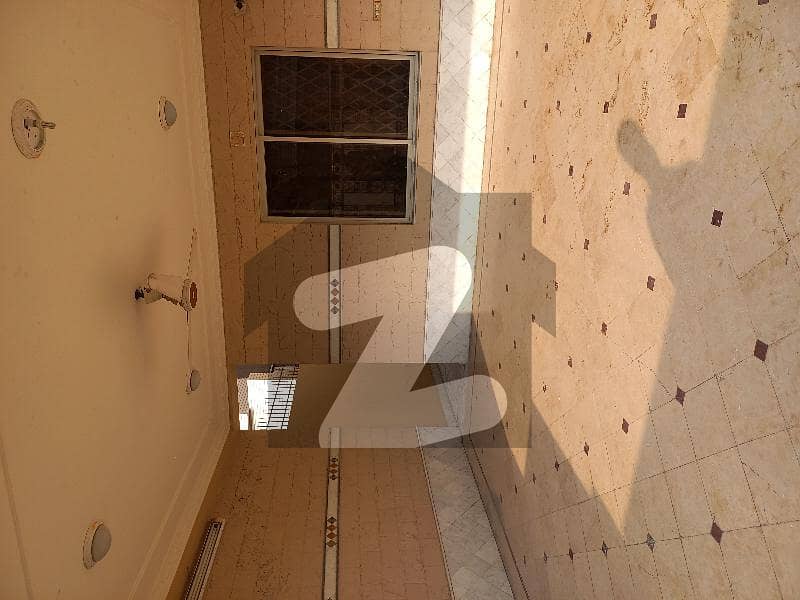 سوساں روڈ فیصل آباد میں 5 کمروں کا 1 کنال مکان 7 کروڑ میں برائے فروخت۔