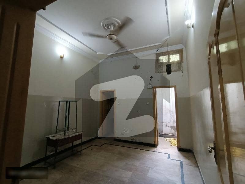 ورسک روڈ پشاور میں 3 کمروں کا 5 مرلہ زیریں پورشن 23 ہزار میں کرایہ پر دستیاب ہے۔