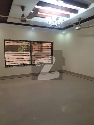 ڈیفنس روڈ راولپنڈی میں 7 کمروں کا 1 کنال مکان 7.5 کروڑ میں برائے فروخت۔