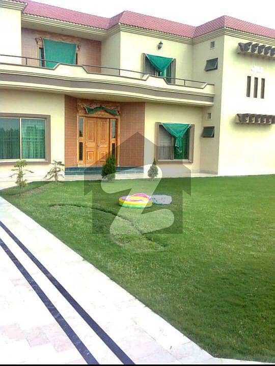 2 Kanal House For Sale With Beautiful Lawn