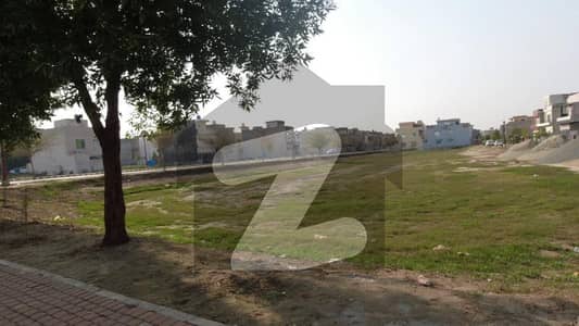 لیک سٹی ۔ گالف اسٹیٹ 2 لیک سٹی رائیونڈ روڈ لاہور میں 1 کنال رہائشی پلاٹ 2.4 کروڑ میں برائے فروخت۔