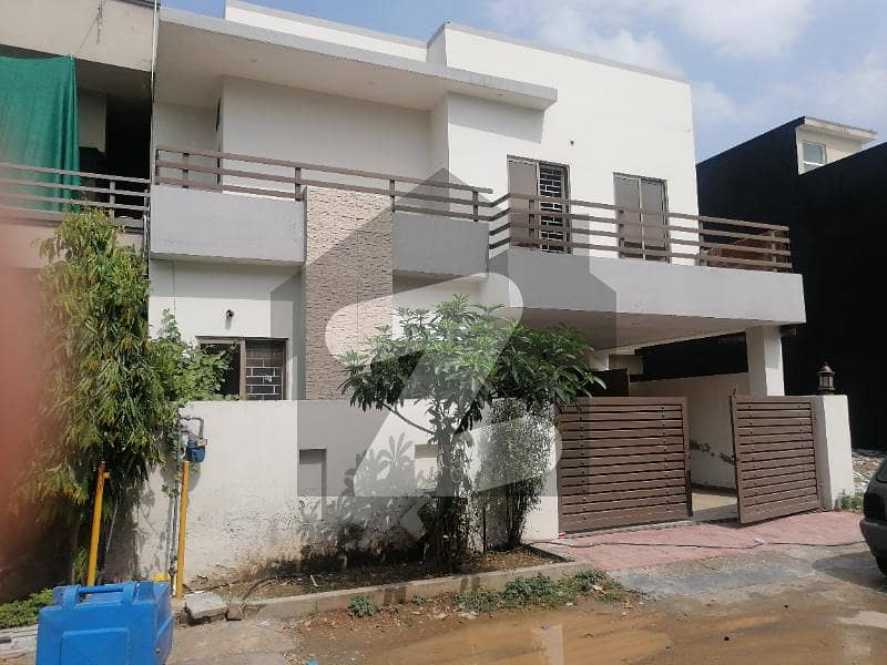 Abu Bakar block ideal location boulevard back beautiful house with Gas for rent