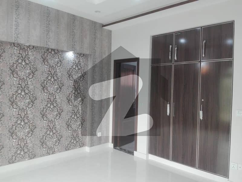 Centrally Located Upper Portion In Hadayat Ullah Block Is Available For Rent