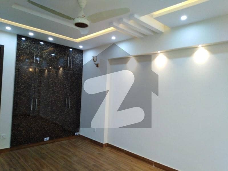 ڈیوائن گارڈنز ۔ بلاک ڈی ڈیوائن گارڈنز لاہور میں 4 کمروں کا 12 مرلہ مکان 3.7 کروڑ میں برائے فروخت۔