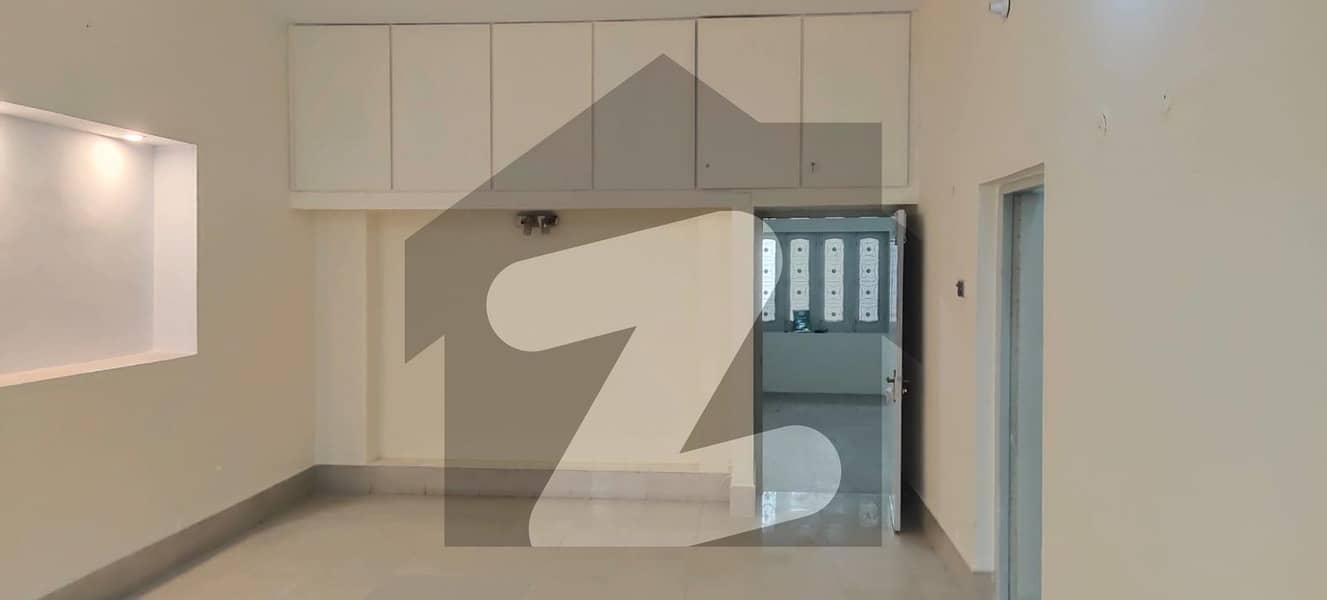 مدینہ ٹاؤن فیصل آباد میں 2 کمروں کا 10 مرلہ مکان 2.75 کروڑ میں برائے فروخت۔