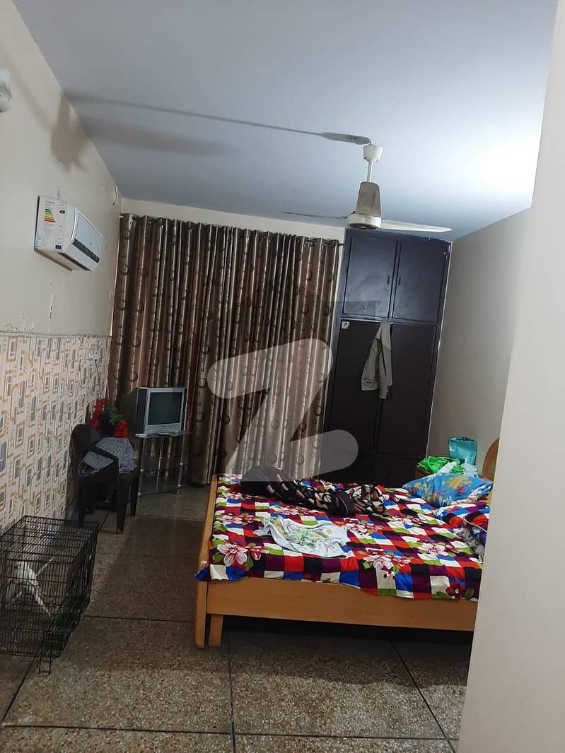 مدینہ ٹاؤن فیصل آباد میں 5 کمروں کا 10 مرلہ مکان 2.75 کروڑ میں برائے فروخت۔
