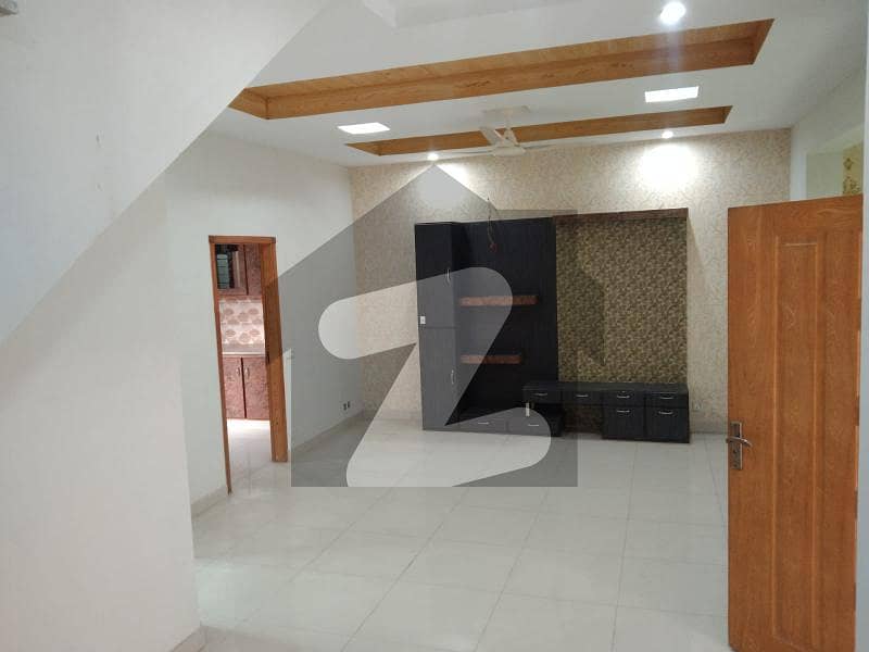 ایل ڈی اے ایوینیو ۔ بلاک ایم ایل ڈی اے ایوینیو لاہور میں 6 کمروں کا 10 مرلہ مکان 2.55 کروڑ میں برائے فروخت۔