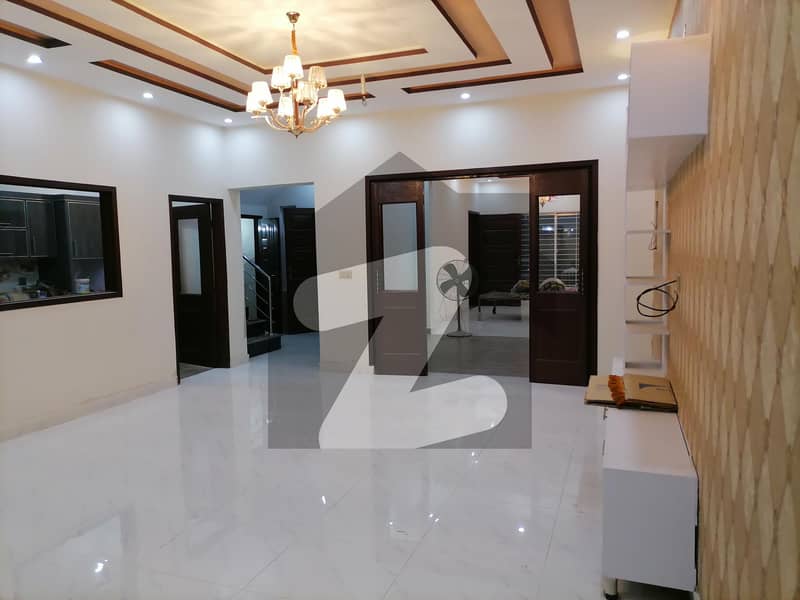 پی جی ای سی ایچ ایس فیز 2 پنجاب گورنمنٹ ایمپلائیز سوسائٹی لاہور میں 5 کمروں کا 10 مرلہ مکان 3.27 کروڑ میں برائے فروخت۔
