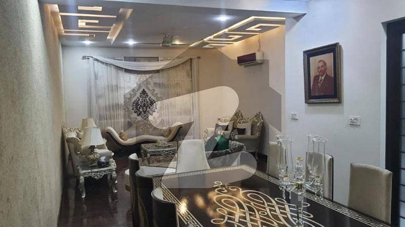 ماڈل ٹاؤن لاہور میں 4 کمروں کا 15 مرلہ مکان 6.5 کروڑ میں برائے فروخت۔