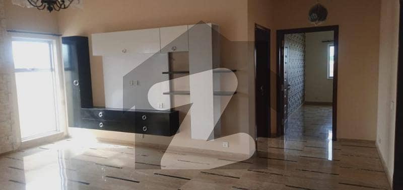 ڈی ایچ اے فیز 8 - بلاک وی فیز 8 ڈیفنس (ڈی ایچ اے) لاہور میں 7 کمروں کا 1 کنال مکان 8.5 کروڑ میں برائے فروخت۔