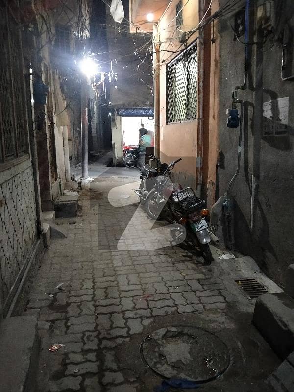 مسلم بازار سرکلر روڈ سیالکوٹ میں 3 کمروں کا 2 مرلہ مکان 80 لاکھ میں برائے فروخت۔