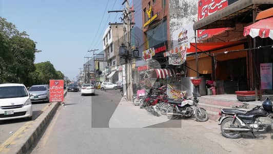 پی آئی اے ہاؤسنگ سکیم ۔ بلاک اے1 پی آئی اے ہاؤسنگ سکیم لاہور میں 5 مرلہ عمارت 4 کروڑ میں برائے فروخت۔
