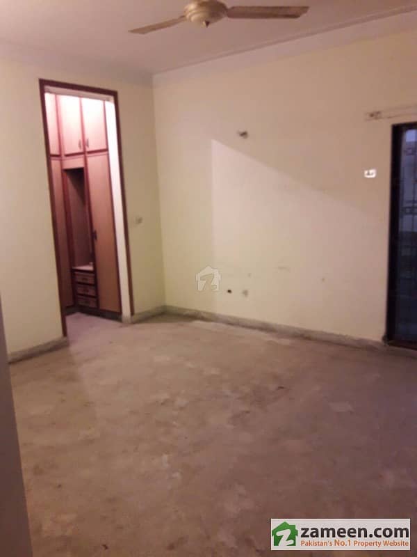 1 Kanal Corner House 1 Bad With Bath Tv Lounge D/d Kitchen - Near Main And Park Comm