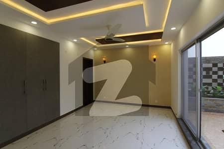 ڈی ایچ اے فیز 8 - بلاک ایل ڈی ایچ اے فیز 8 ڈیفنس (ڈی ایچ اے) لاہور میں 5 کمروں کا 1 کنال مکان 10 کروڑ میں برائے فروخت۔