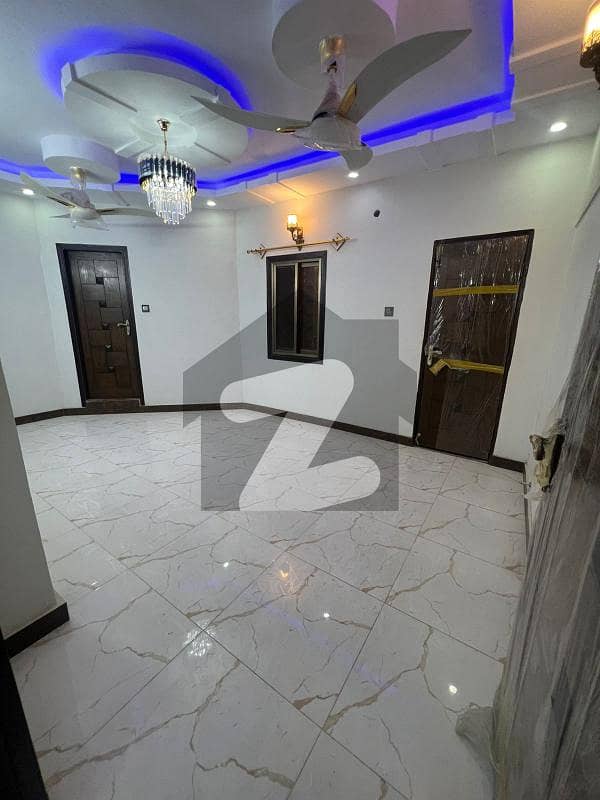 ڈی ایچ اے فیز 2 ایکسٹینشن ڈی ایچ اے ڈیفینس کراچی میں 5 کمروں کا 9 مرلہ فلیٹ 1 لاکھ میں کرایہ پر دستیاب ہے۔