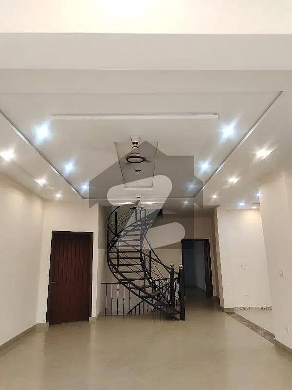 ویلینشیاء ہاؤسنگ سوسائٹی لاہور میں 7 کمروں کا 1 کنال مکان 5.9 کروڑ میں برائے فروخت۔